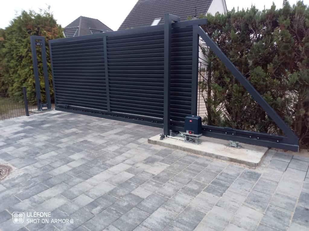 Schiebetor freitragend Jalousie 20x80